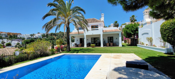 Qlistings Villa in Estepona, Costa del Sol image 2